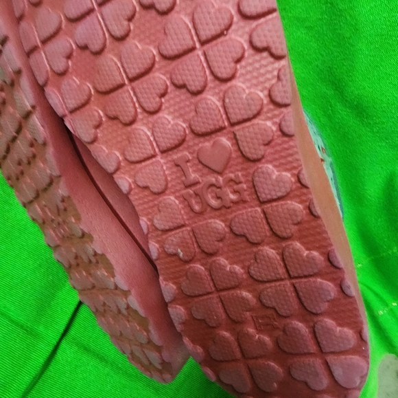 🌷UGG Short Women's Gray/Red Heart Boots Size 8 - Picture 4 of 15